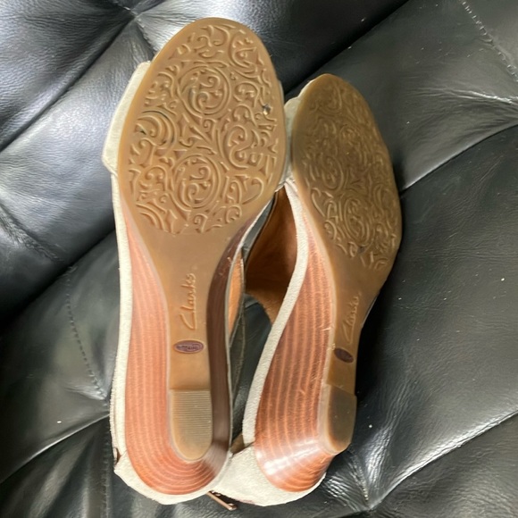 Clark’s artisan size 6 women’s Wedge Sandals with T-Strap and Decorative Cutouts - Picture 5 of 15